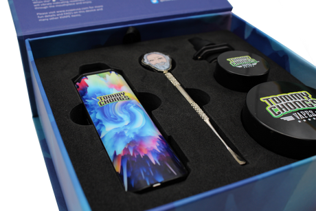 side view of the Xvape Tommy Chong Aria kit. A collaboration with a full encompassing kit for a wide range of concentrates.