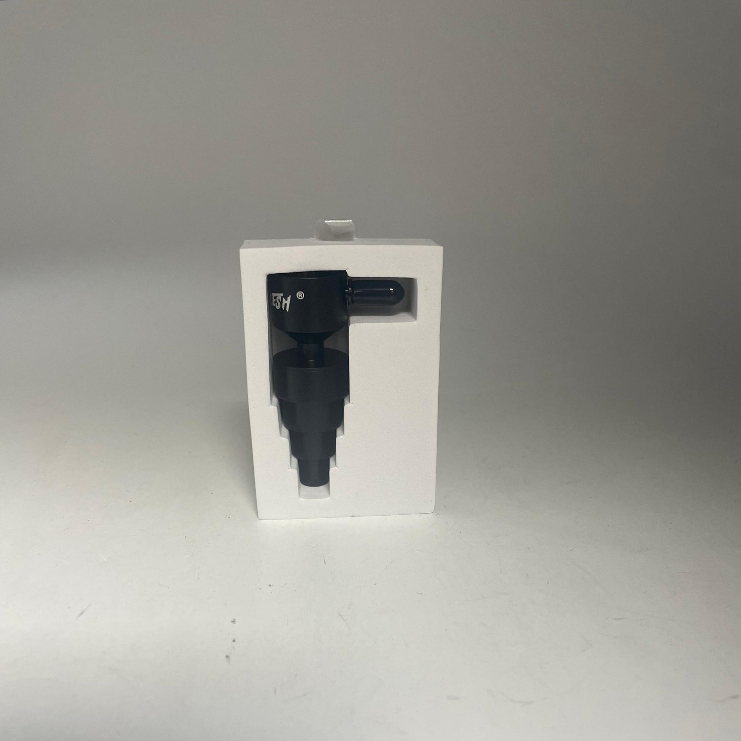 Front view of the Fly Fresh Reversibowl Switch in. This 4-in-1 modular aluminum slide is engineered to fit 14mm and 19mm male or female joints to resolve hardware compatibility issues with water pipes.