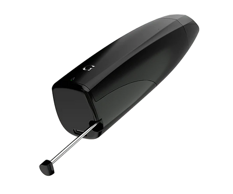 Angled view of the G Pen Elite II vaporizer in matte black. The heavy-duty zinc-alloy frame tapers into a magnetic zirconia mouthpiece featuring an integrated spiral ceramic airpath to actively cool down vapor before inhalation.